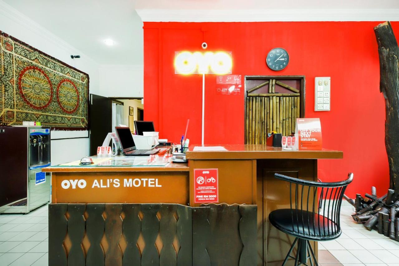 Oyo 1093 Ali'S Motel Teluk Bahang Exterior foto